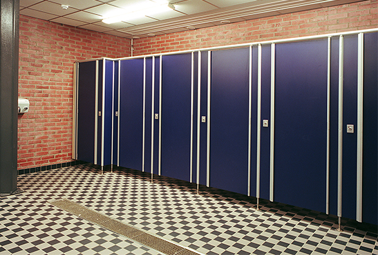 skärmväggsystem, urinalskärm, pissoarskärm, Laminat, kompaktlaminat, laminatskiva, laminatskivor, skärmvägg, skärmväggssystem, profiler, väggpanel-er, profilsystem, skärmsystem, kompositmaterial, skivmaterial, högtryckslaminat, fasadskivor, duschväggar, duschrum, omklädningsrum, bänkskivor, bänkar, toalettbås, tvättställ, tvättstuga, fönsterbänkar, laminathyllor, möbelkomponenter, duschbås, duschskärm, insynsskärm-ar