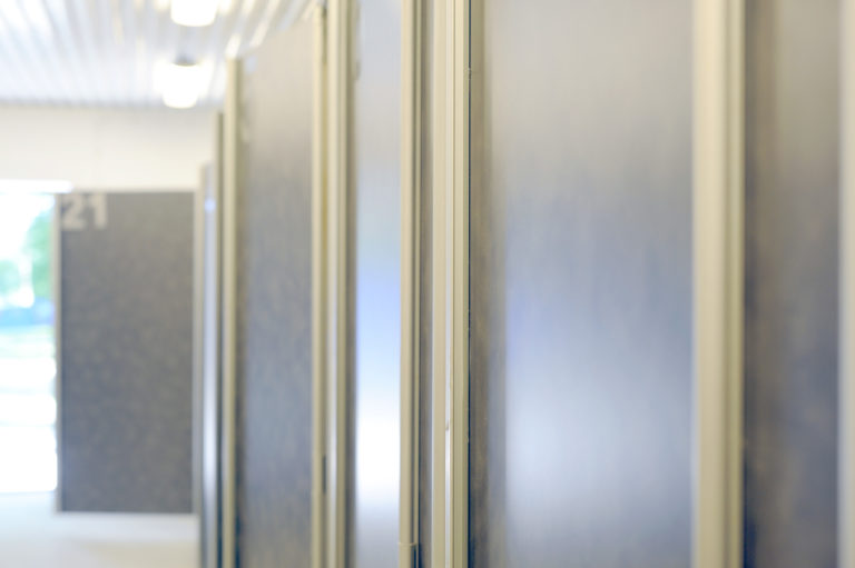 skärmväggsystem, urinalskärm, pissoarskärm, Laminat, kompaktlaminat, laminatskiva, laminatskivor, skärmvägg, skärmväggssystem, profiler, väggpanel-er, profilsystem, skärmsystem, kompositmaterial, skivmaterial, högtryckslaminat, fasadskivor, duschväggar, duschrum, omklädningsrum, bänkskivor, bänkar, toalettbås, tvättställ, tvättstuga, fönsterbänkar, laminathyllor, möbelkomponenter, duschbås, duschskärm, insynsskärm-ar