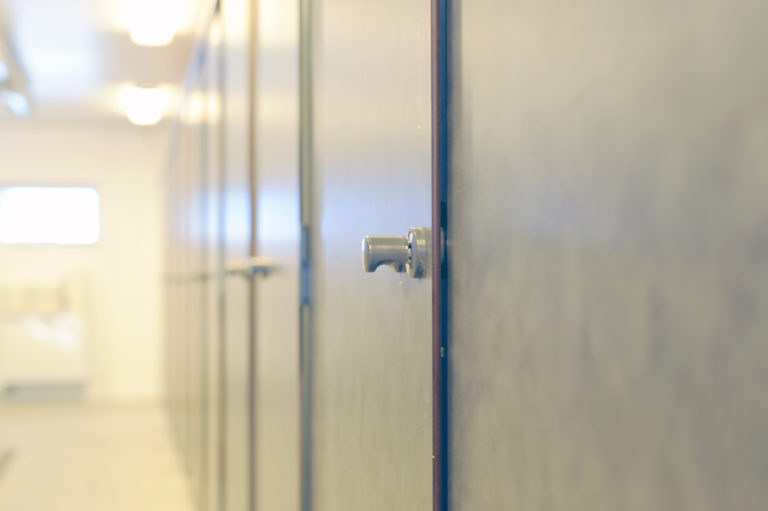 skärmväggsystem, urinalskärm, pissoarskärm, Laminat, kompaktlaminat, laminatskiva, laminatskivor, skärmvägg, skärmväggssystem, profiler, väggpanel-er, profilsystem, skärmsystem, kompositmaterial, skivmaterial, högtryckslaminat, fasadskivor, duschväggar, duschrum, omklädningsrum, bänkskivor, bänkar, toalettbås, tvättställ, tvättstuga, fönsterbänkar, laminathyllor, möbelkomponenter, duschbås, duschskärm, insynsskärm-ar