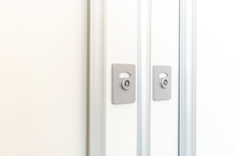 skärmväggsystem, urinalskärm, pissoarskärm, Laminat, kompaktlaminat, laminatskiva, laminatskivor, skärmvägg, skärmväggssystem, profiler, väggpanel-er, profilsystem, skärmsystem, kompositmaterial, skivmaterial, högtryckslaminat, fasadskivor, duschväggar, duschrum, omklädningsrum, bänkskivor, bänkar, toalettbås, tvättställ, tvättstuga, fönsterbänkar, laminathyllor, möbelkomponenter, duschbås, duschskärm, insynsskärm-ar