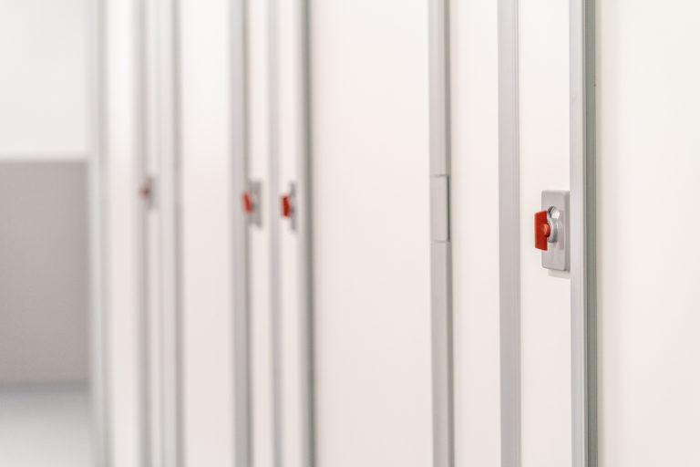 skärmväggsystem, urinalskärm, pissoarskärm, Laminat, kompaktlaminat, laminatskiva, laminatskivor, skärmvägg, skärmväggssystem, profiler, väggpanel-er, profilsystem, skärmsystem, kompositmaterial, skivmaterial, högtryckslaminat, fasadskivor, duschväggar, duschrum, omklädningsrum, bänkskivor, bänkar, toalettbås, tvättställ, tvättstuga, fönsterbänkar, laminathyllor, möbelkomponenter, duschbås, duschskärm, insynsskärm-ar