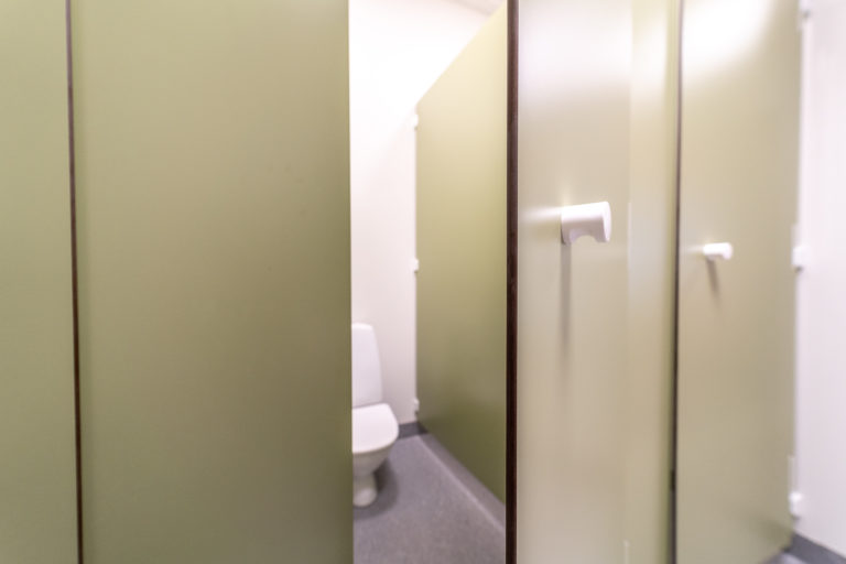 skärmväggsystem, urinalskärm, pissoarskärm, Laminat, kompaktlaminat, laminatskiva, laminatskivor, skärmvägg, skärmväggssystem, profiler, väggpanel-er, profilsystem, skärmsystem, kompositmaterial, skivmaterial, högtryckslaminat, fasadskivor, duschväggar, duschrum, omklädningsrum, bänkskivor, bänkar, toalettbås, tvättställ, tvättstuga, fönsterbänkar, laminathyllor, möbelkomponenter, duschbås, duschskärm, insynsskärm-ar