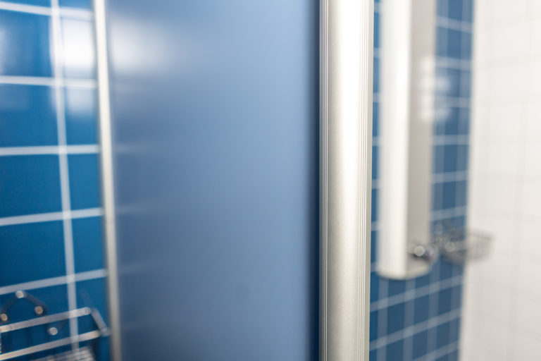 skärmväggsystem, urinalskärm, pissoarskärm, Laminat, kompaktlaminat, laminatskiva, laminatskivor, skärmvägg, skärmväggssystem, profiler, väggpanel-er, profilsystem, skärmsystem, kompositmaterial, skivmaterial, högtryckslaminat, fasadskivor, duschväggar, duschrum, omklädningsrum, bänkskivor, bänkar, toalettbås, tvättställ, tvättstuga, fönsterbänkar, laminathyllor, möbelkomponenter, duschbås, duschskärm, insynsskärm-ar