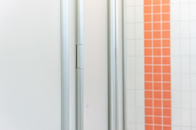 skärmväggsystem, urinalskärm, pissoarskärm, Laminat, kompaktlaminat, laminatskiva, laminatskivor, skärmvägg, skärmväggssystem, profiler, väggpanel-er, profilsystem, skärmsystem, kompositmaterial, skivmaterial, högtryckslaminat, fasadskivor, duschväggar, duschrum, omklädningsrum, bänkskivor, bänkar, toalettbås, tvättställ, tvättstuga, fönsterbänkar, laminathyllor, möbelkomponenter, duschbås, duschskärm, insynsskärm-ar