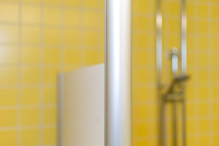 skärmväggsystem, urinalskärm, pissoarskärm, Laminat, kompaktlaminat, laminatskiva, laminatskivor, skärmvägg, skärmväggssystem, profiler, väggpanel-er, profilsystem, skärmsystem, kompositmaterial, skivmaterial, högtryckslaminat, fasadskivor, duschväggar, duschrum, omklädningsrum, bänkskivor, bänkar, toalettbås, tvättställ, tvättstuga, fönsterbänkar, laminathyllor, möbelkomponenter, duschbås, duschskärm, insynsskärm-ar