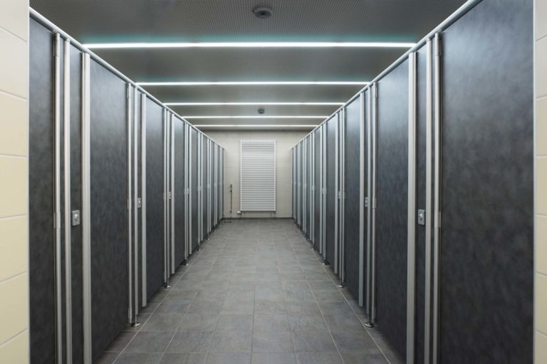 skärmväggsystem, urinalskärm, pissoarskärm, Laminat, kompaktlaminat, laminatskiva, laminatskivor, skärmvägg, skärmväggssystem, profiler, väggpanel-er, profilsystem, skärmsystem, kompositmaterial, skivmaterial, högtryckslaminat, fasadskivor, duschväggar, duschrum, omklädningsrum, bänkskivor, bänkar, toalettbås, tvättställ, tvättstuga, fönsterbänkar, laminathyllor, möbelkomponenter, duschbås, duschskärm, insynsskärm-ar